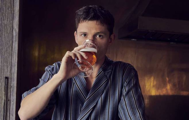 Tom Holland e sua nova cerveja zero: um apoio à sobriedade