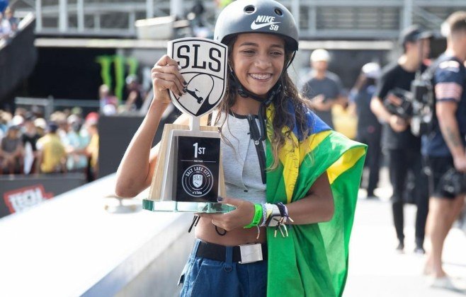 Rayssa Leal vence SLS Rio e dedica título ao pai