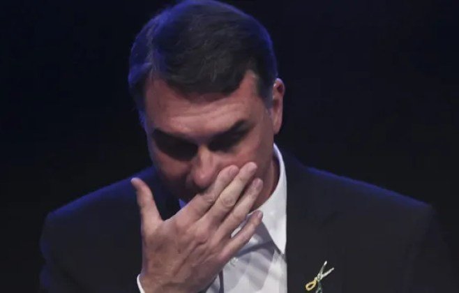 Flávio Bolsonaro critica proibição de visita em carta ao pai