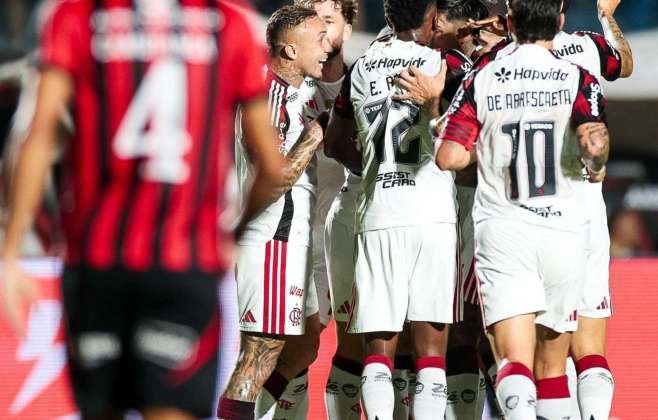Flamengo vence Vitória e retoma vice-liderança do Brasileirão
