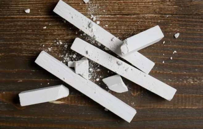 Giz branco na cozinha: dica para evitar manchas em talheres