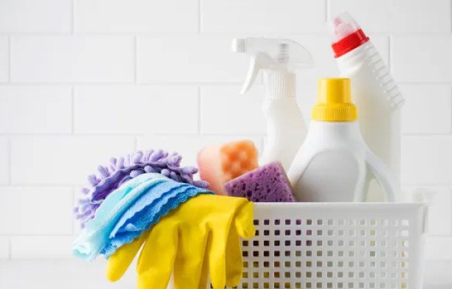 Cuidados ao usar água sanitária na limpeza da sua casa