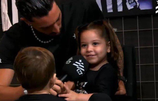 Filha de Alex Telles viraliza ao cantar hino do Botafogo