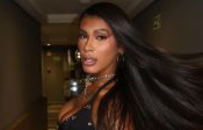 Pocah critica fã por editar foto e levanta debate sobre beleza
