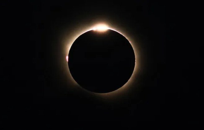 Eclipse solar total encantou observadores em várias partes do mundo
