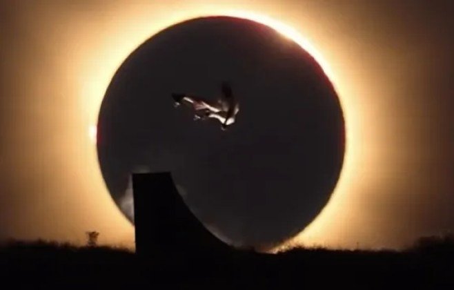 Skatista faz manobra em eclipse solar e viraliza nas redes sociais