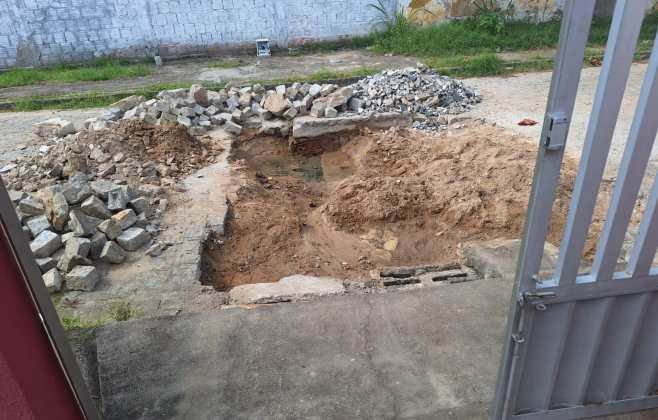 Moradora de Paripueira denuncia vazamento de água e obras paradas