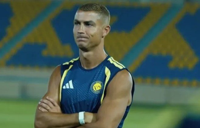 Cristiano Ronaldo volta aos treinos com novo visual surpreendente