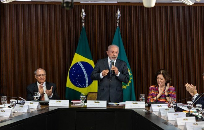 Governo Brasileiro Avalia Resposta a Tarifas dos EUA Governo Brasileiro Avalia Resposta a Tarifas dos EUA
