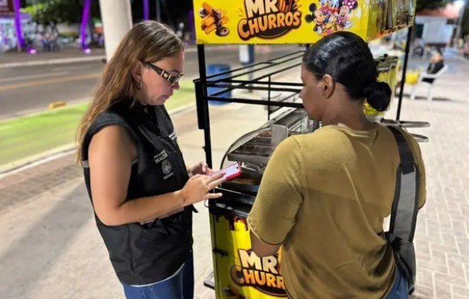 Censo de ambulantes na orla de Maceió segue em andamento