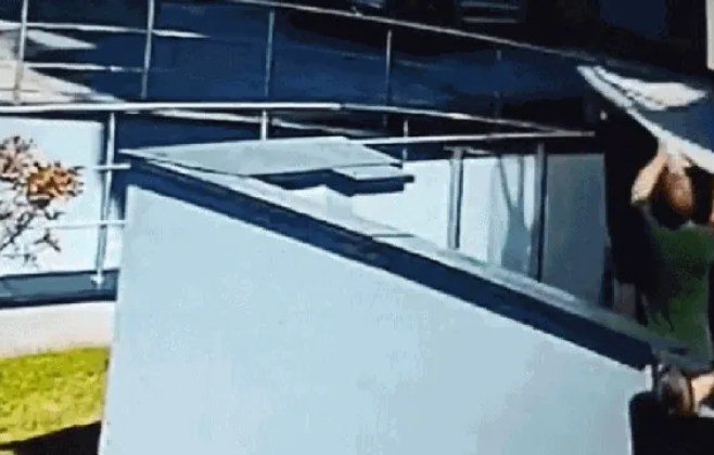 Homens salvam bebê que caiu do quinto andar em vídeo impressionante