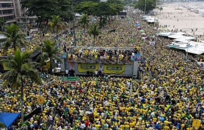 Flávio Bolsonaro realiza ato em Copacabana com grande público Flávio Bolsonaro realiza ato em Copacabana com grande público
