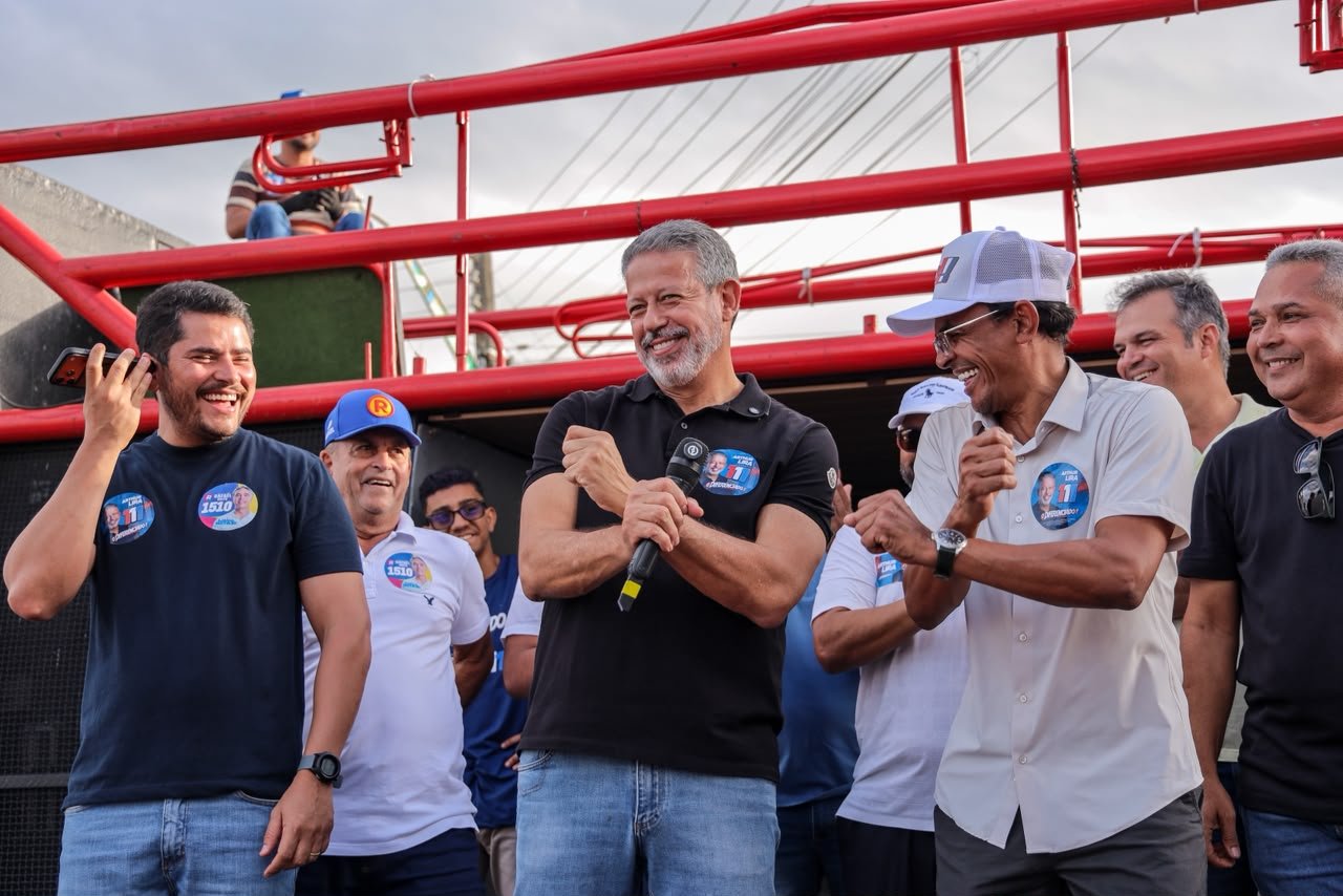 FORÇA NAS RUAS – Messias vai às ruas e reforça apoio a Arthur Lira na disputa pelo Senado