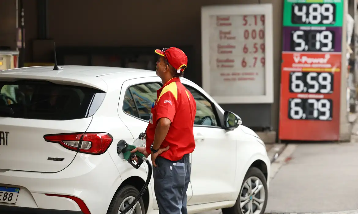 Governo propõe desonerações em combustíveis com receitas de petróleo