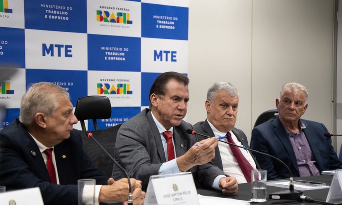 Taxistas solicitam crédito para renovação de veículos ao governo
