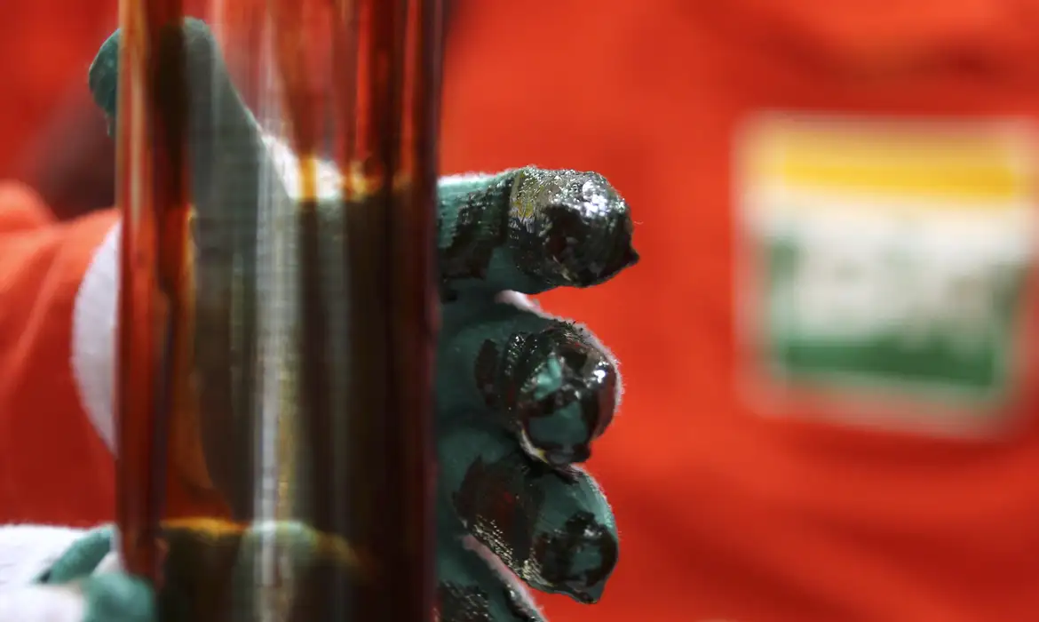 Estudo indica perdas bilionárias com exploração de petróleo