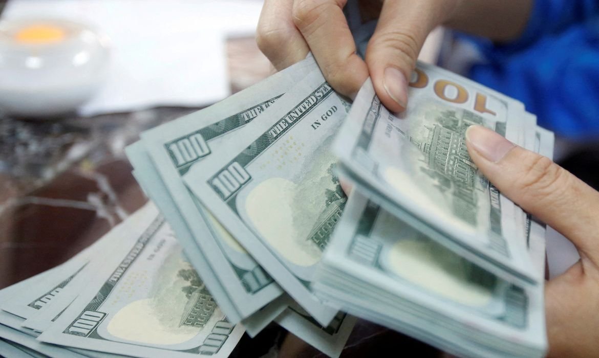Dólar encerra abaixo de R$ 5, e bolsa continua em baixa