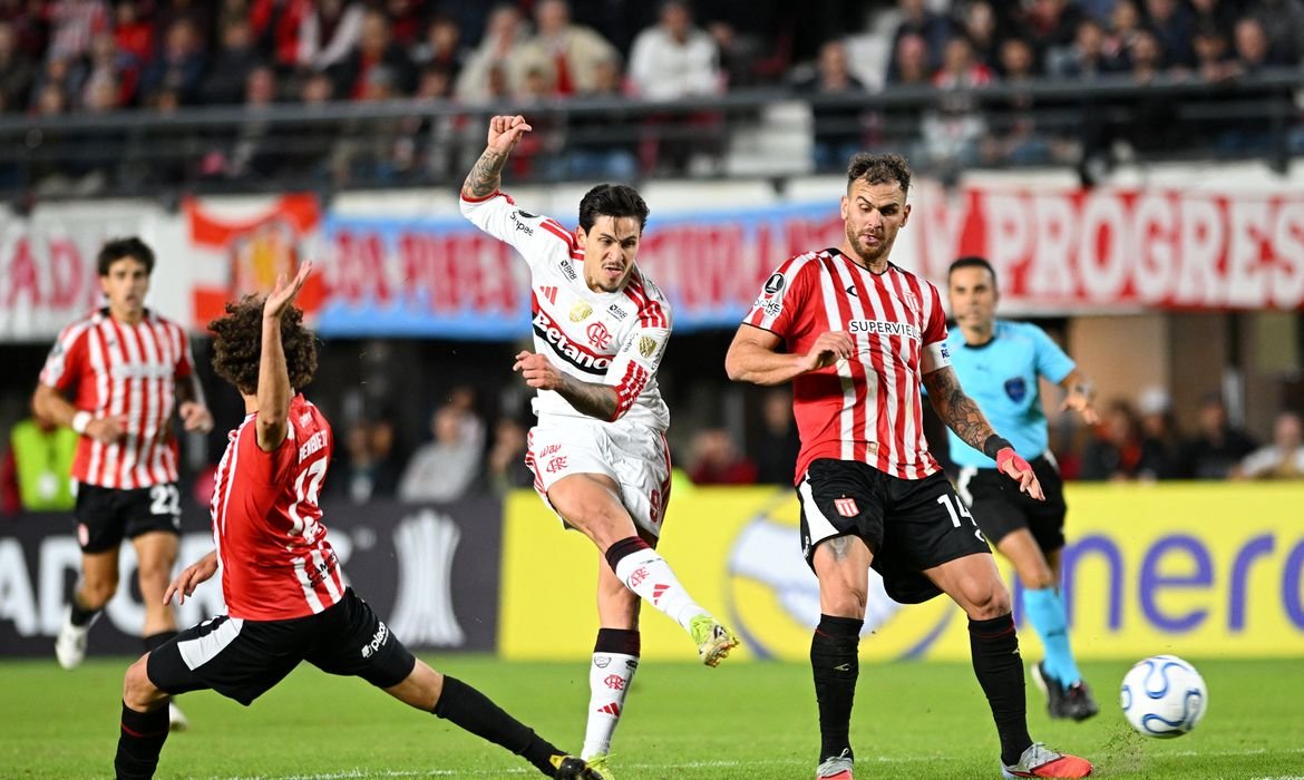 Flamengo empata na Argentina e se mantém líder na Libertadores
