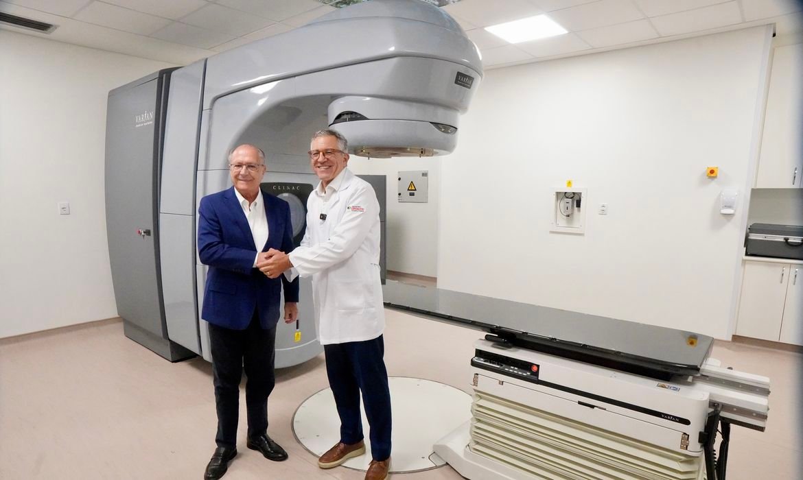 Governo entrega aceleradores lineares para radioterapia em 5 estados