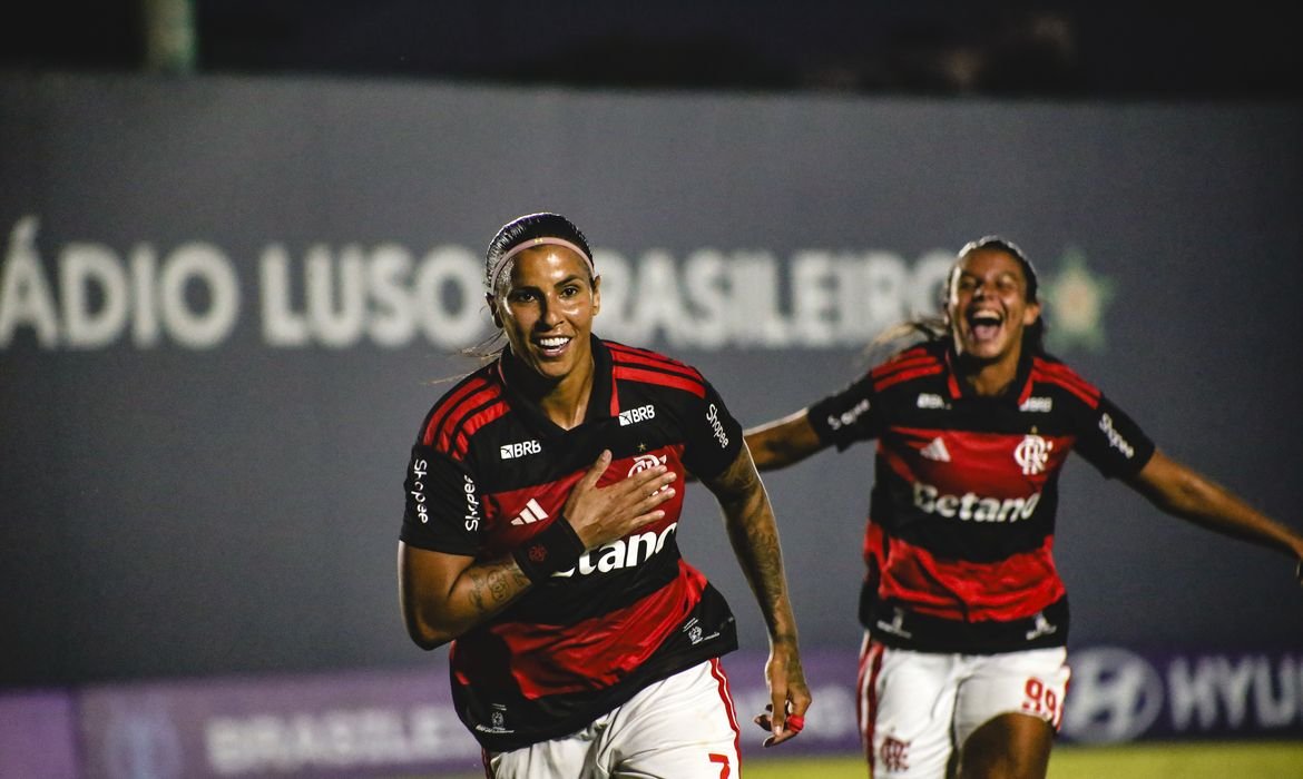 Flamengo vence Vitória e se aproxima da liderança no Brasileiro Feminino