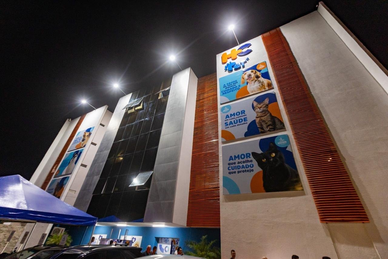 ENGANAÇÃO: Ex-prefeito JHC inaugura hospital inacabado e gera frustração de pais de pets