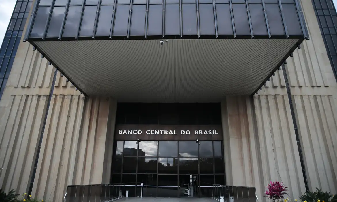 Banco Central discute taxa Selic em meio a crises internacionais