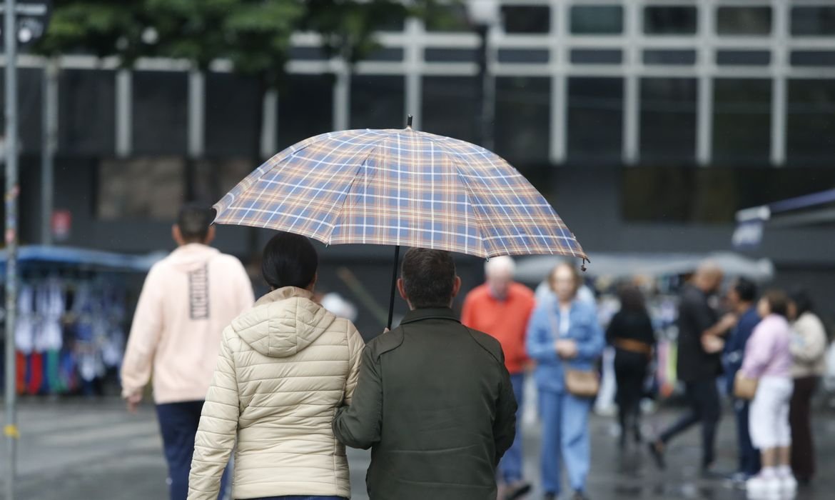 Frente fria traz chuvas e queda de temperatura no centro-sul