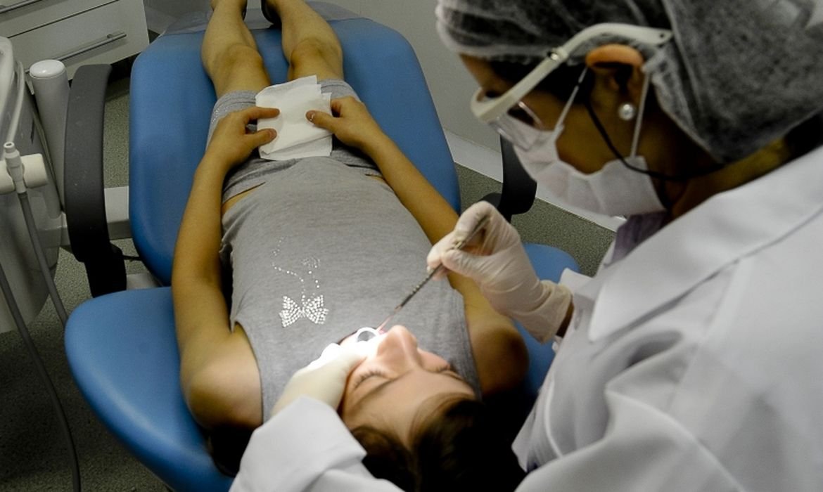 Triagem para jovens oferece tratamento dental gratuito