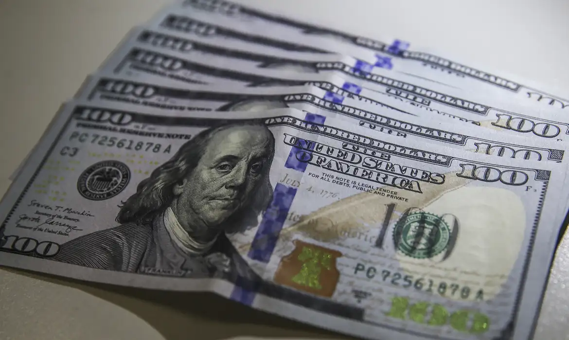 Dólar encerra abril cotado a R$ 4,95, o menor valor em dois anos