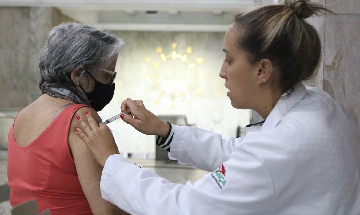 Instituto Butantan inicia recrutamento para vacina de gripe em idosos