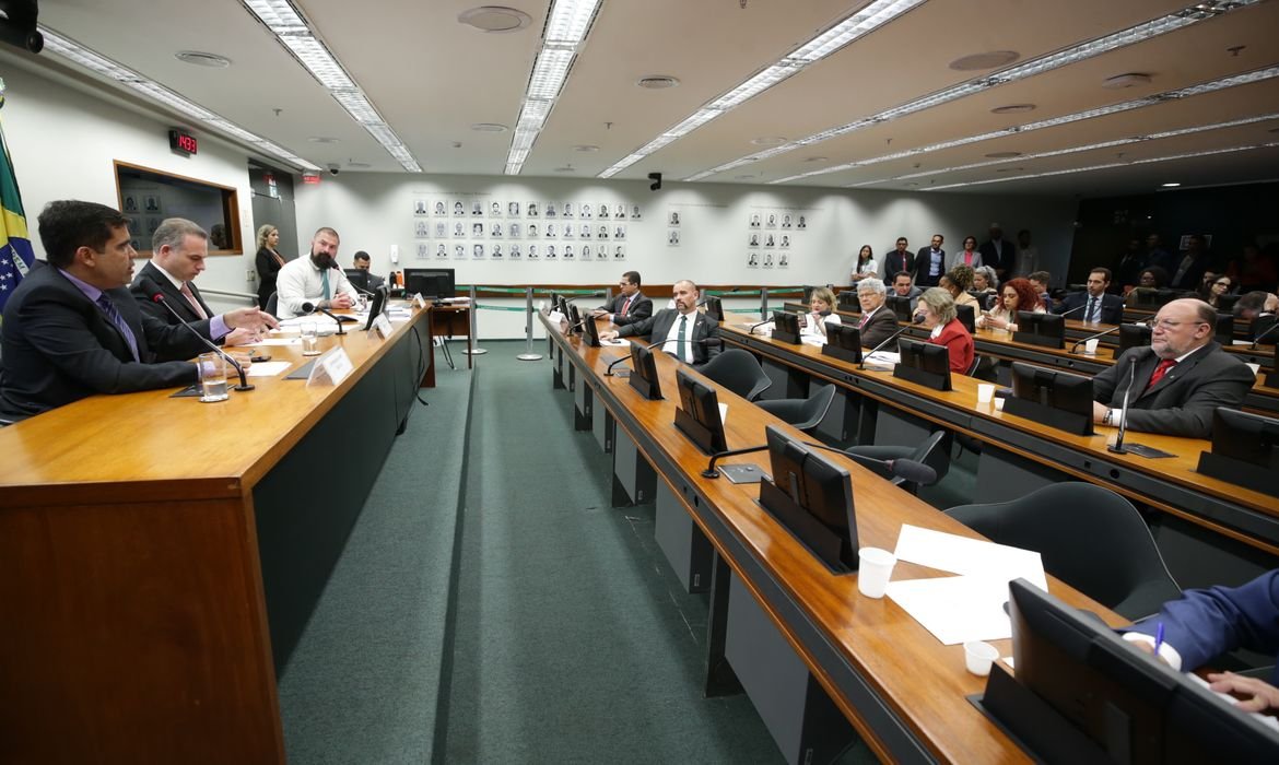 Análise de quebra de decoro de deputados é adiada