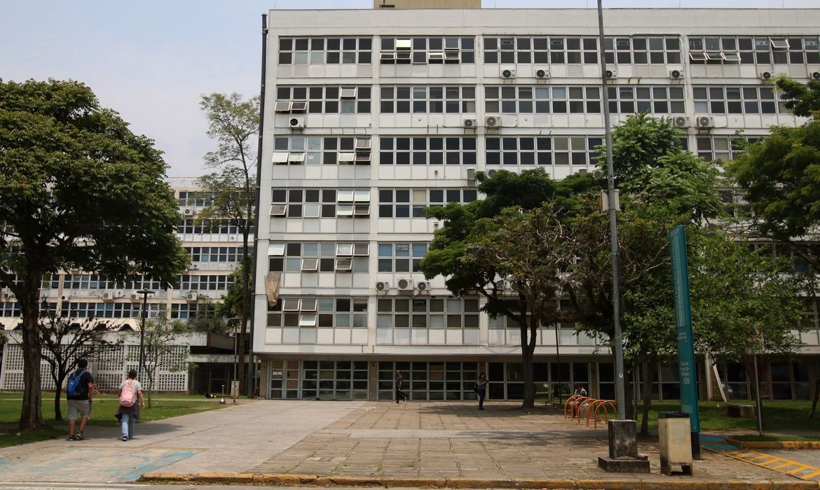 Funcionários da USP encerram greve após acordo com reitoria
