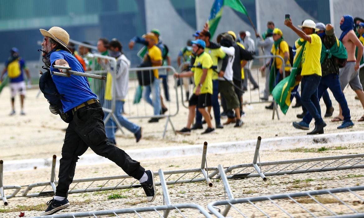 Críticas à derrubada de veto sobre Dosimetria por organizações sociais