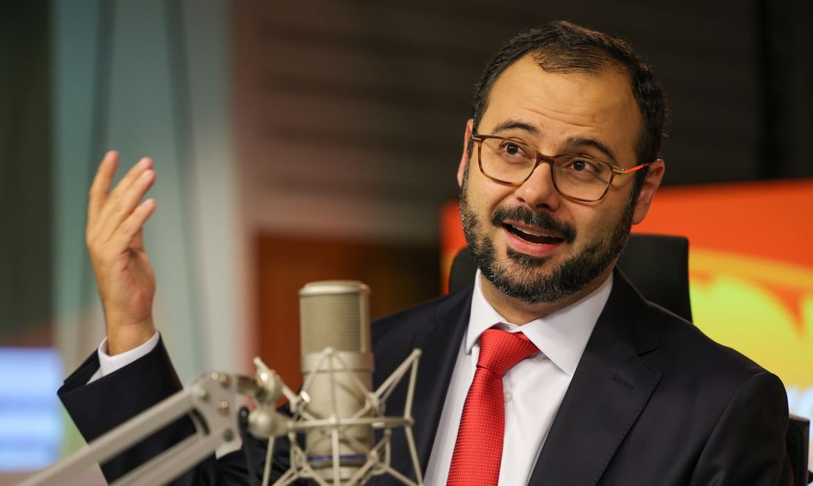 Ministro defende redução da jornada de trabalho para impulsionar economia