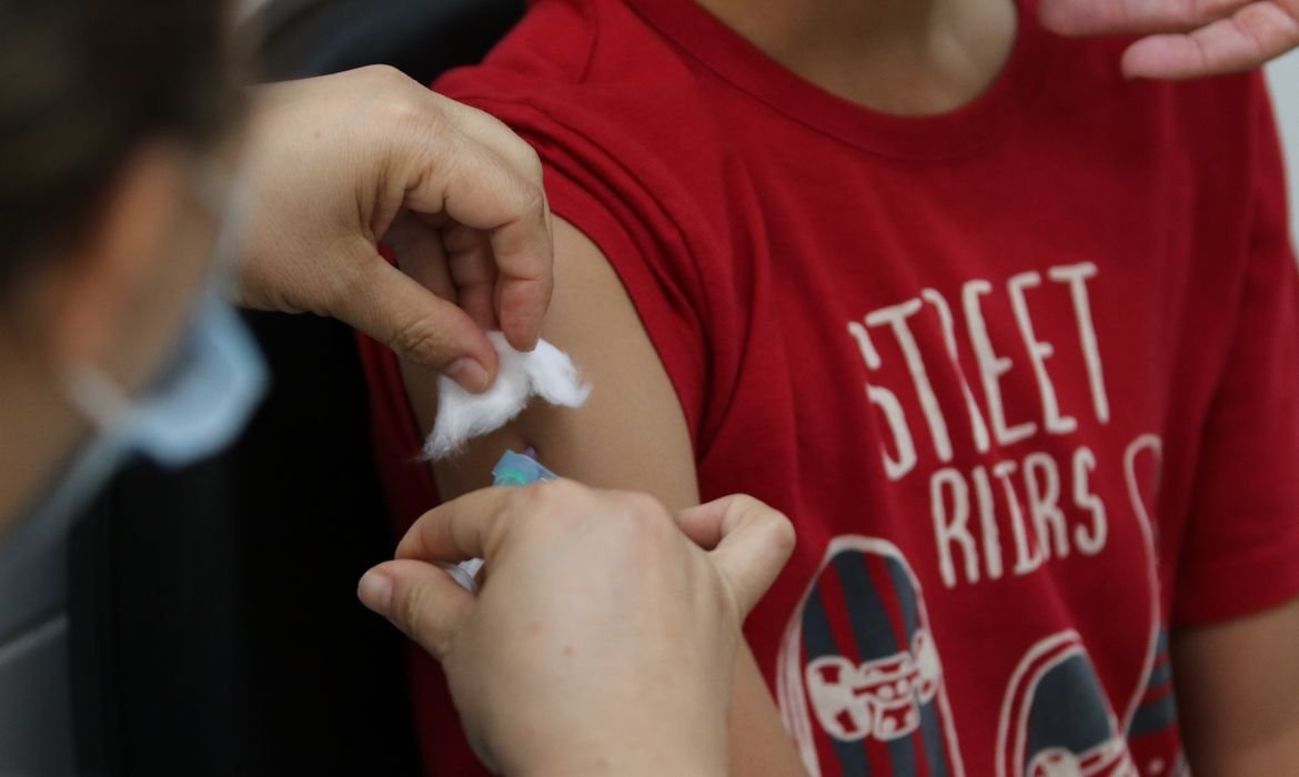 Vacinação nas Escolas busca imunizar 27 milhões até 30 de março