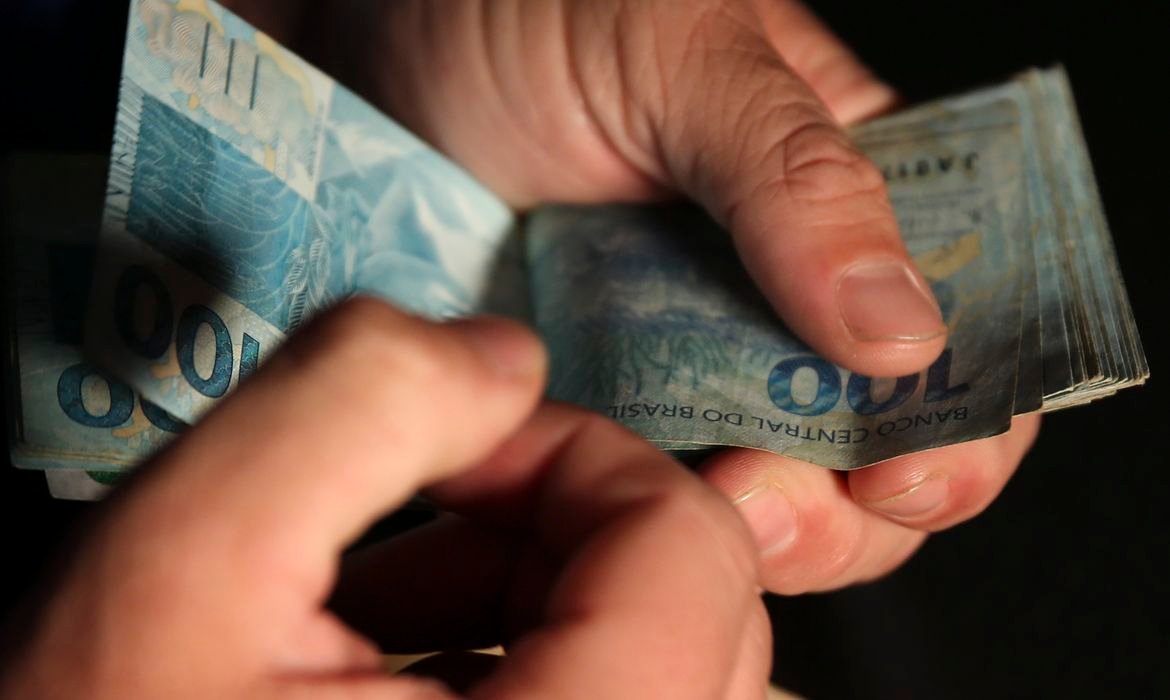 Trabalhadores brasileiros alcançam salário médio de R$ 3.722