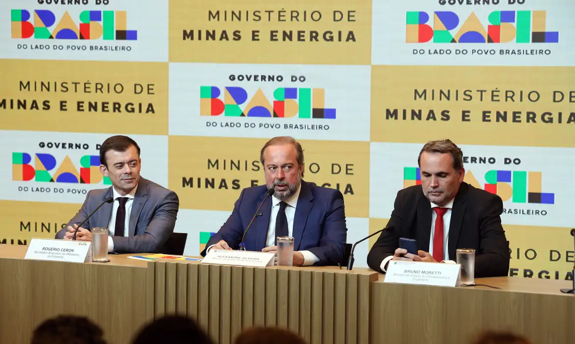 Governo implementa subsídio para controlar preço de combustíveis