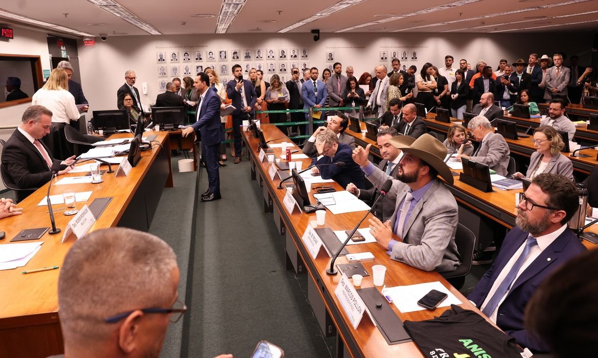 Câmara suspende mandatos de três deputados por motim