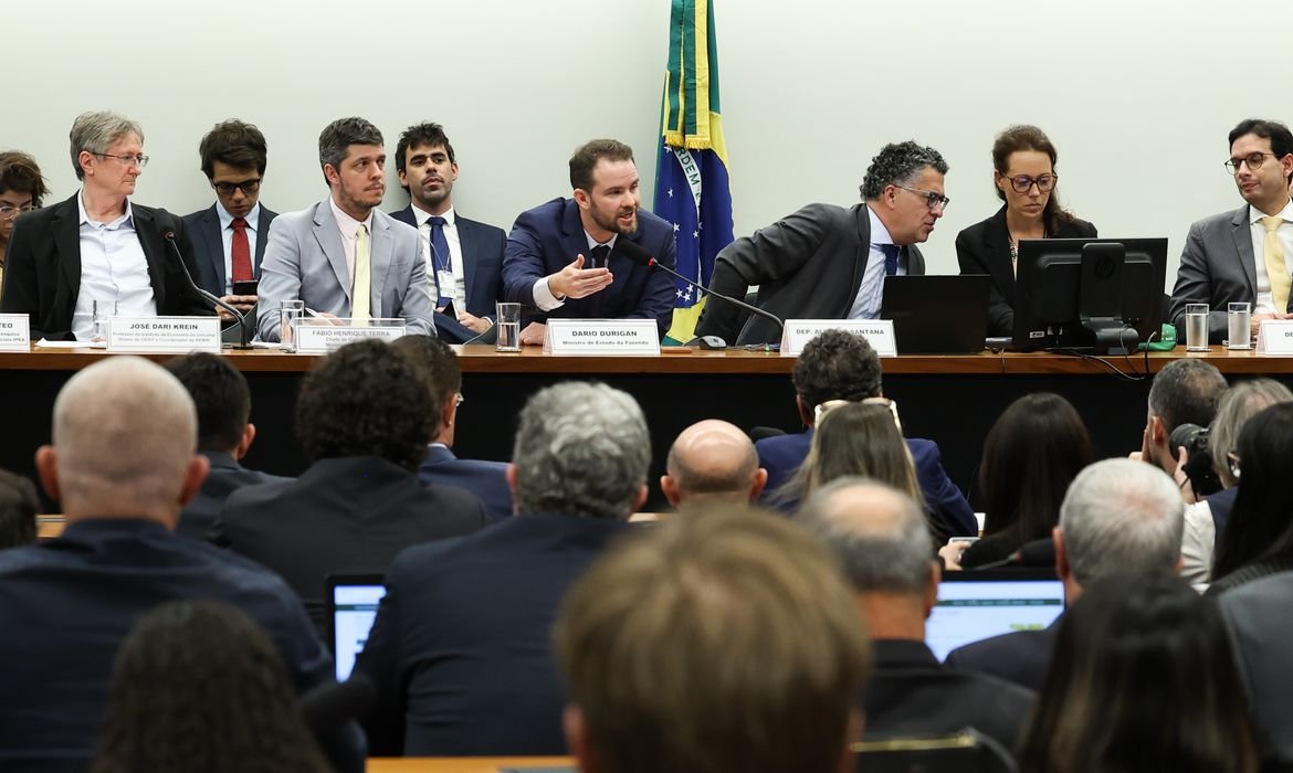 Ministro da Fazenda é contra compensações por nova jornada de trabalho
