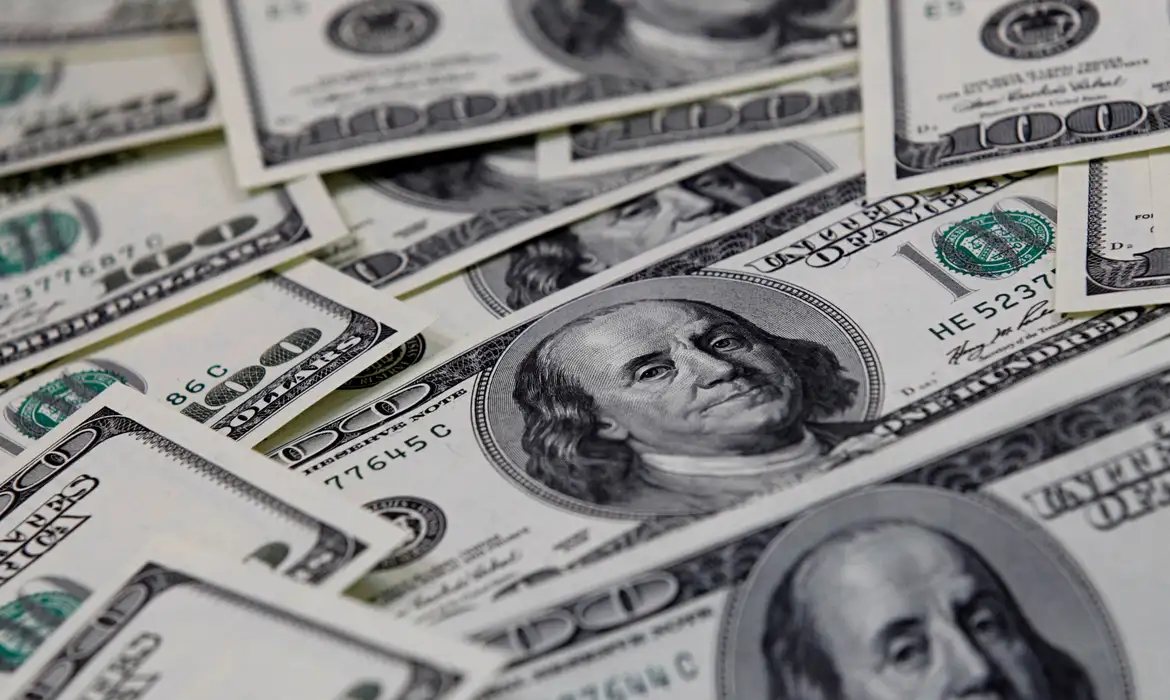 Dólar encerra abaixo de R$ 5 e bolsa de valores reage positivamente