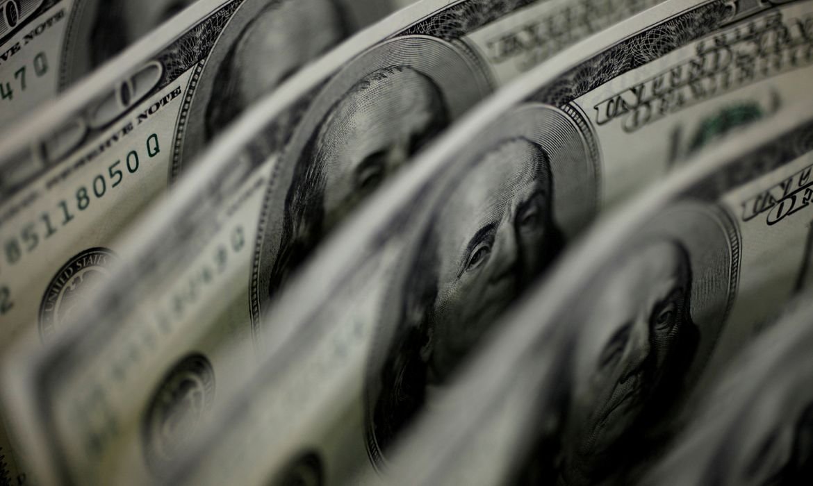Dólar encerra dia em R$ 4,91 com forte queda