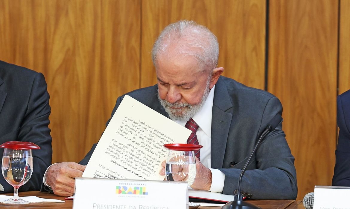 Lula rejeita projeto que valida estágio como experiência profissional