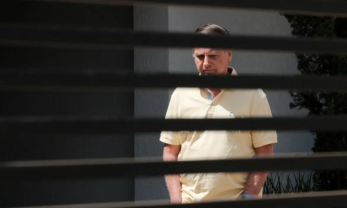 Bolsonaro solicita revisão criminal no STF para contestar condenação
