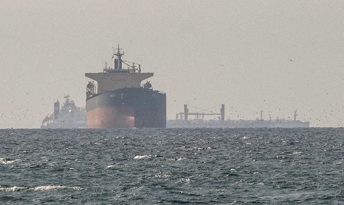 Tensão no Estreito de Ormuz eleva preços do petróleo