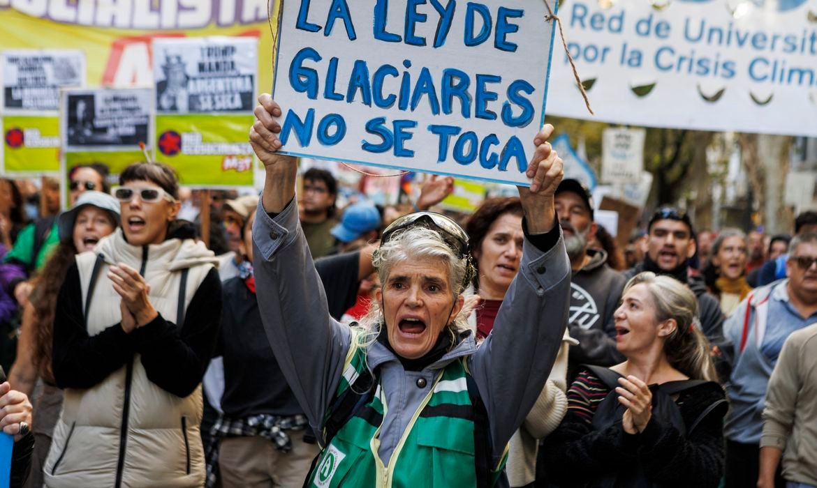 Desafios econômicos e corrupção marcam governo Milei na Argentina