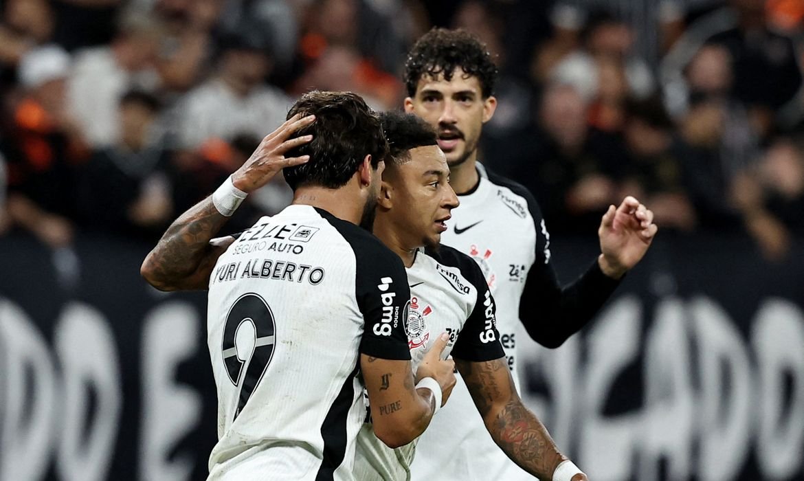 Corinthians mantém 100% na Libertadores com vitória sobre Peñarol