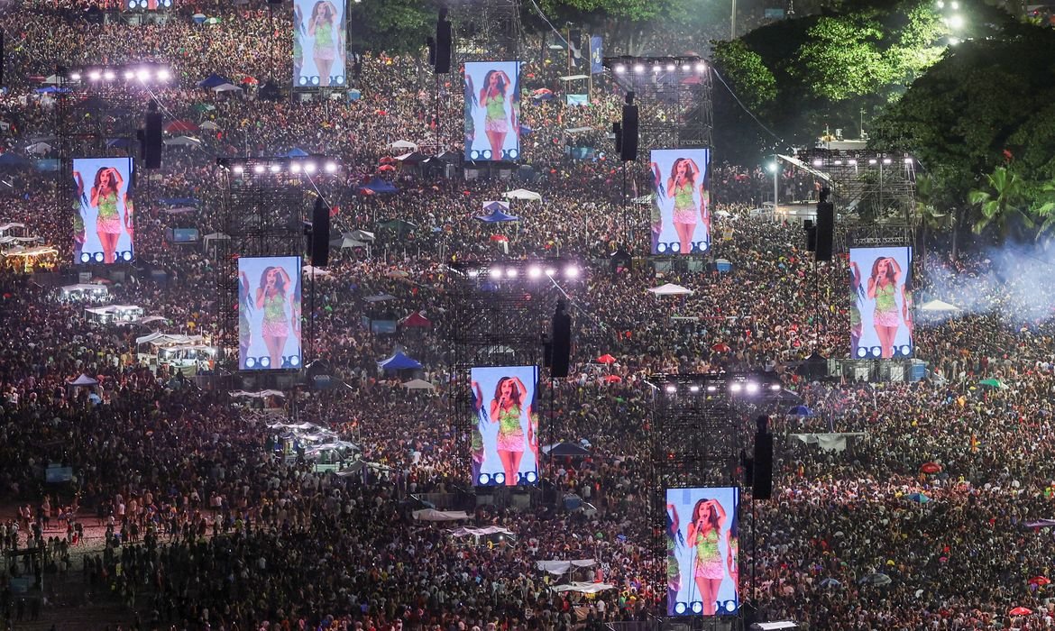 Show de Shakira em Copacabana atrai 2 milhões de pessoas