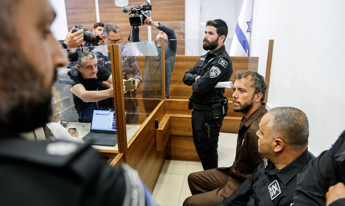 Activista brasileiro Thiago Ávila continua preso em Israel