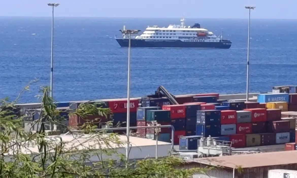 Evacuação de passageiros de navio após surto de hantavírus