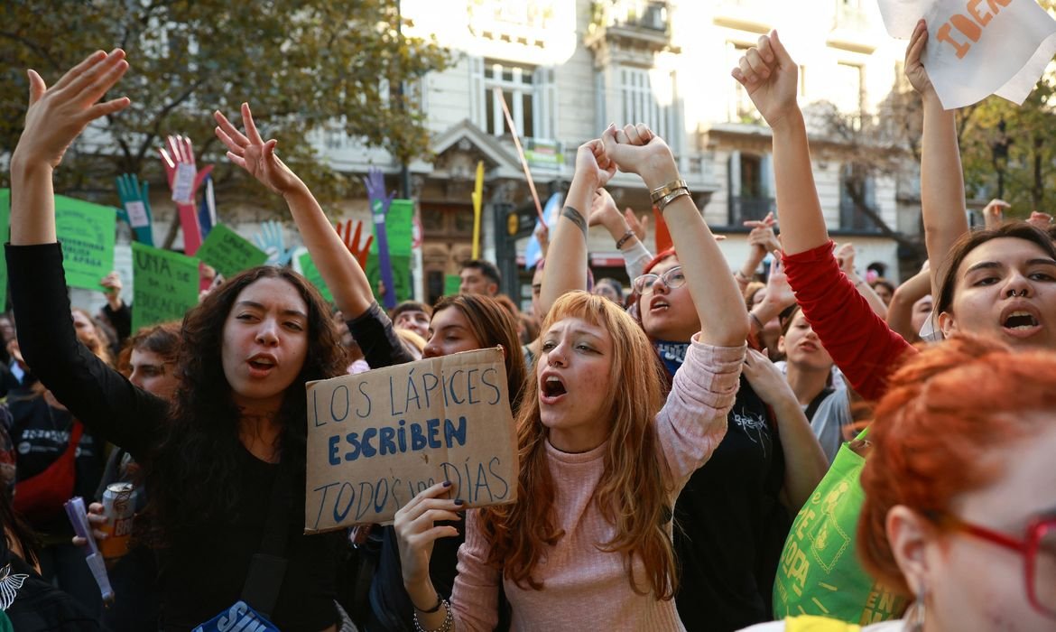 Marcha Nacional Universitária na Argentina protesta contra cortes